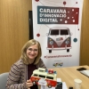 Magda da Silva, la relatora de la parada, amb la petita Caravana Innovació Digital