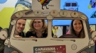 La relatora i les persones amfitriones pugen a la Caravana Innovació