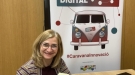 Magda da Silva, la relatora de la parada, amb la petita Caravana Innovació Digital