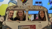 La relatora i les persones amfitriones pugen a la Caravana Innovació