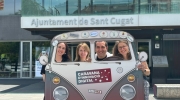 La relatora puja a la caravana amb l'equip de l'Ajuntament de Sant Cugat del Vallès