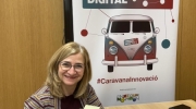 Magda da Silva, la relatora de la parada, amb la petita Caravana Innovació Digital