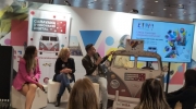 El logo d'ETIVA, molt present en la parada