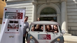 L'equip amfitrió i la relatora pugen a la Caravana Innovació Digital