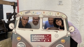 La relatora i l'equip de l'ens amfitrió pugen a la Caravana d'Innovació Digital