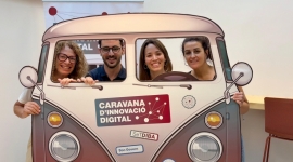 Les amfitriones i el relator pugen a la Caravana Innovació Digital