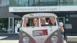 La relatora puja a la caravana amb l'equip de l'Ajuntament de Sant Cugat del Vallès