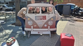 La relatora i l'equip amfitrió pugen a la Caravana Innovació