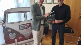 Marc Buch, Alcalde de Calella i el relator, Rafael González, de Vivential Value, donen inici a la parada.