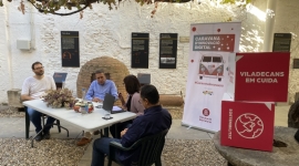 Moment del diàleg innovador a l'exterior del Museu Ca n'Amat de Viladecans