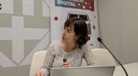 Conxi Barbero, cap de l'Oficina de Dades de l'Ajuntament de Sabadell i relatora de la parada, va dur la caravana a Manresa.