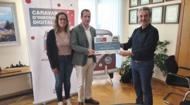 El relator lliura el reconeixement de la Caravana Innovació Digital a l'ens amfitrió.