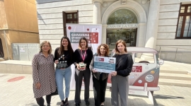 La relatora lliura el reconeixement de la Caravana Innovació a l'equip amfitrió