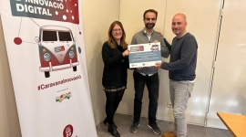 La relatora lliura el reconeixement a l'ens amfitrió.