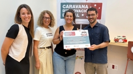 El relator lliura el reconeixement a les amfitriones de la parada